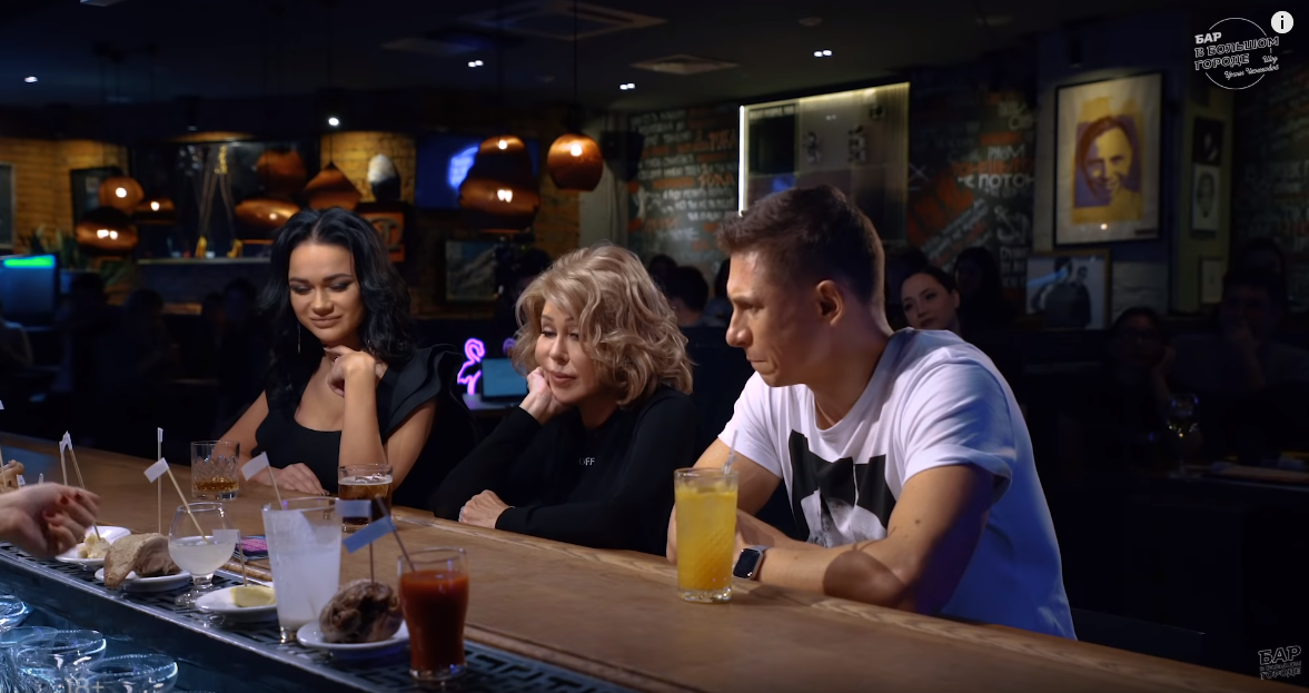 Марокко молодежь. Поклонники у женщины. Женский поклонник. Женский поклонник. Поклонники у женщины.