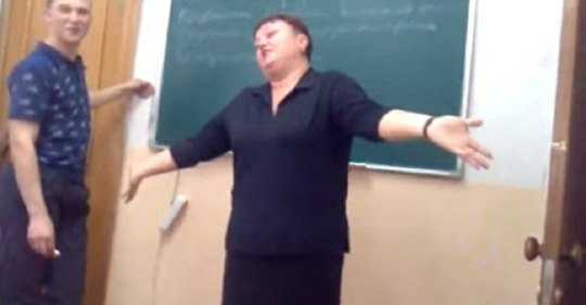  Смешной реальный видеоролик: преподавательница встречает студента, которого не видела долгое время