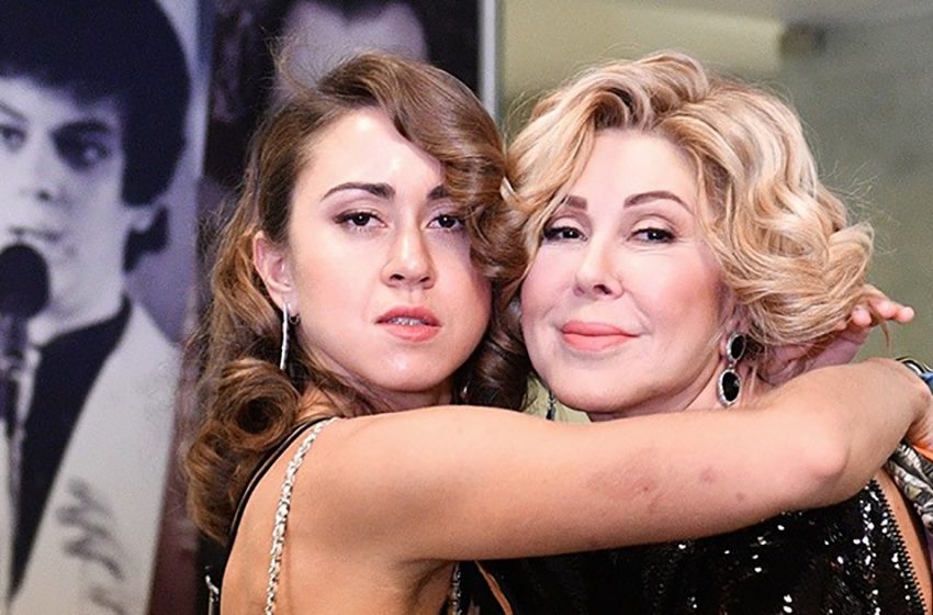  «Странный кадр»: в Сети появился снимок поцелуя дочери Успенской со звездной мамой