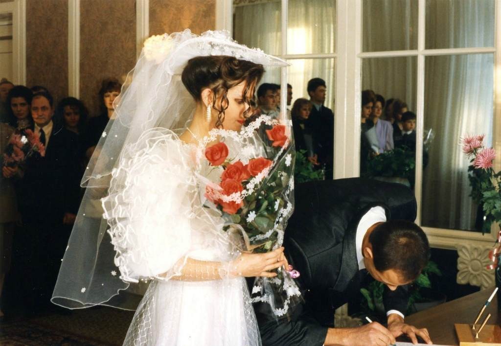 Кукла на капоте