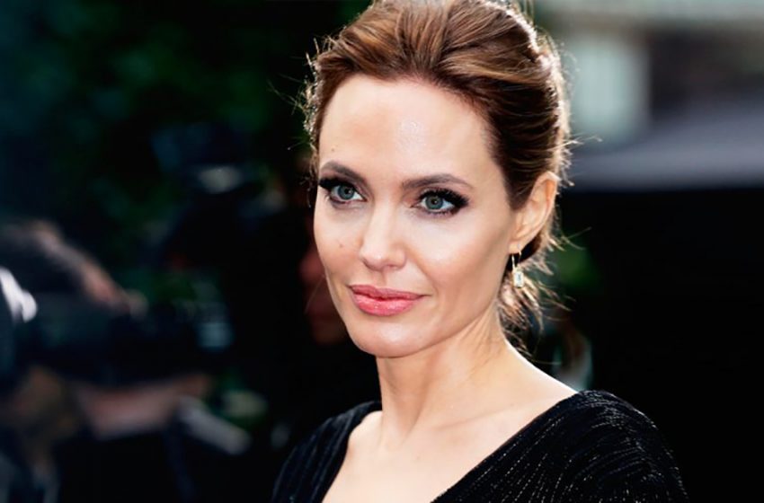  «С роем пчел на теле»: Анджелина Джоли провела невероятно смелую фотосессию