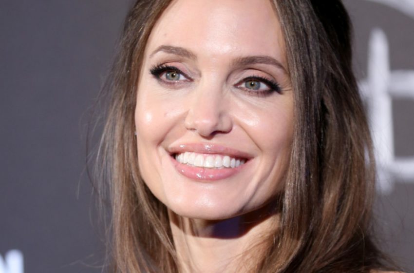  «Фигура супер!»: Анджелина Джоли появилась на улице Лос-Анджелеса в очень смелом образе