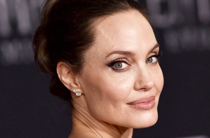  «Анджелина вновь превратилась в королеву!»: Джоли на светском мероприятии в шикарном наряде