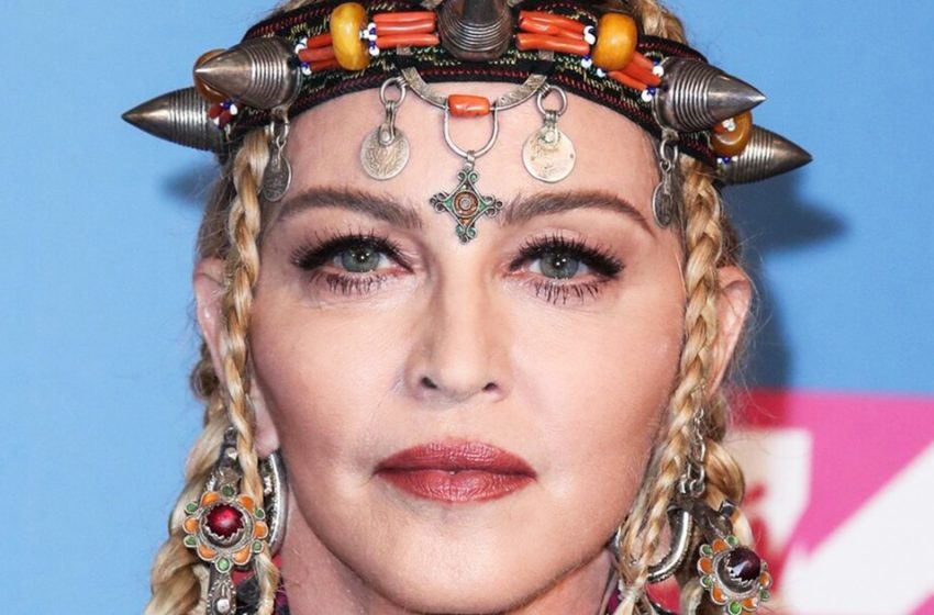  «Обвисший живот»: заметно располневшая Мадонна в пикантном образе и сетчатых колготках озадачила поклонников