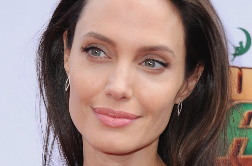  «Ветром не сдует?»: 43-килограммовая Джоли удивила поклонников новыми снимками с дочкой