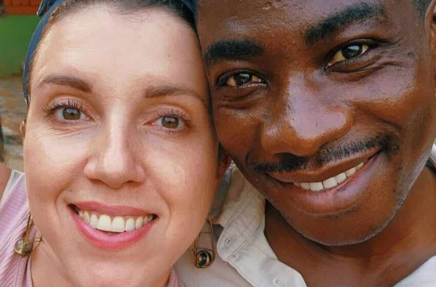  «12 лет живет в африканской глубинке»: Белокожая девушка вышла замуж за африканца и родила 4 детей