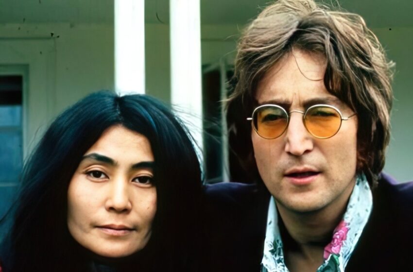  «Обычная старушка-японка»: Папарацци засняли 90-летнюю возлюбленную Джона Леннона на коляске