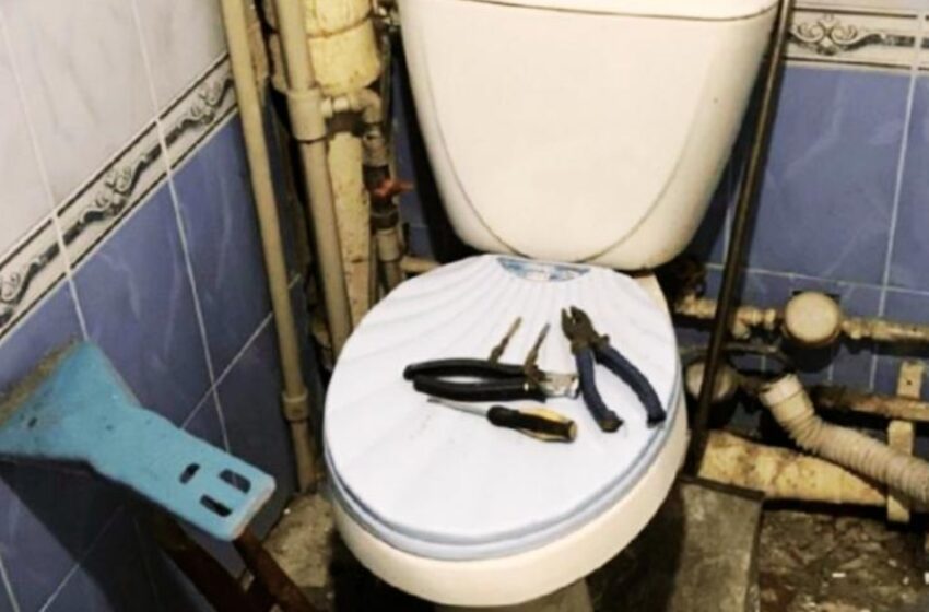  «Отличная работа, парень»: Сын своими руками отремонтировал ванную комнату для своей матери