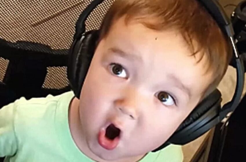  «Маленький, но такой талантливый»: Папа поспешил снять видео, когда услышал, как поет его 2-летний сын