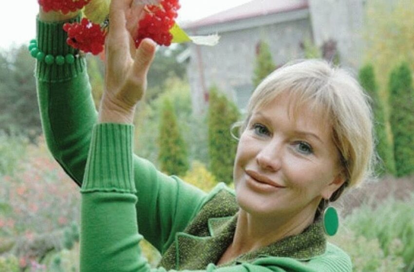  «Сад – моя третья любовь»: Елена Проклова похвасталась своей роскошной усадьбой