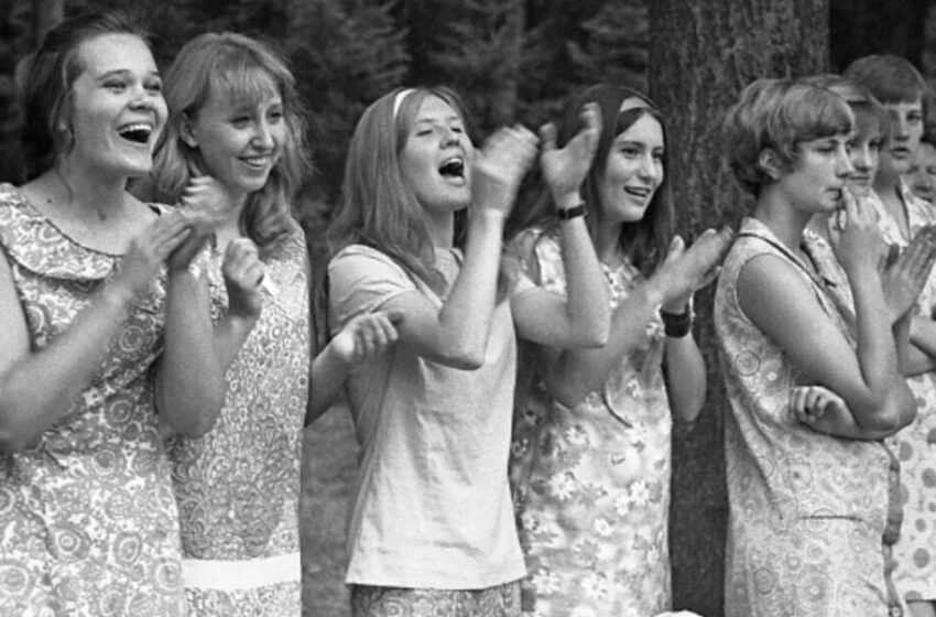  Стильно, модно и необычно. Как одевались молодые люди в 70-х годах?