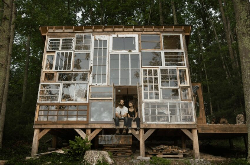  «Такое креативное решение для строительства дома»: Пара построила уникальный дом из оконных рам в лесу