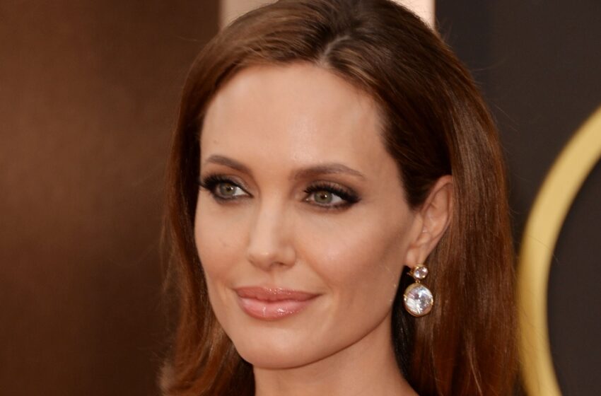  «Совсем не похожа на своего звездного отца»: Анджелина Джоли показала публике младшую дочь