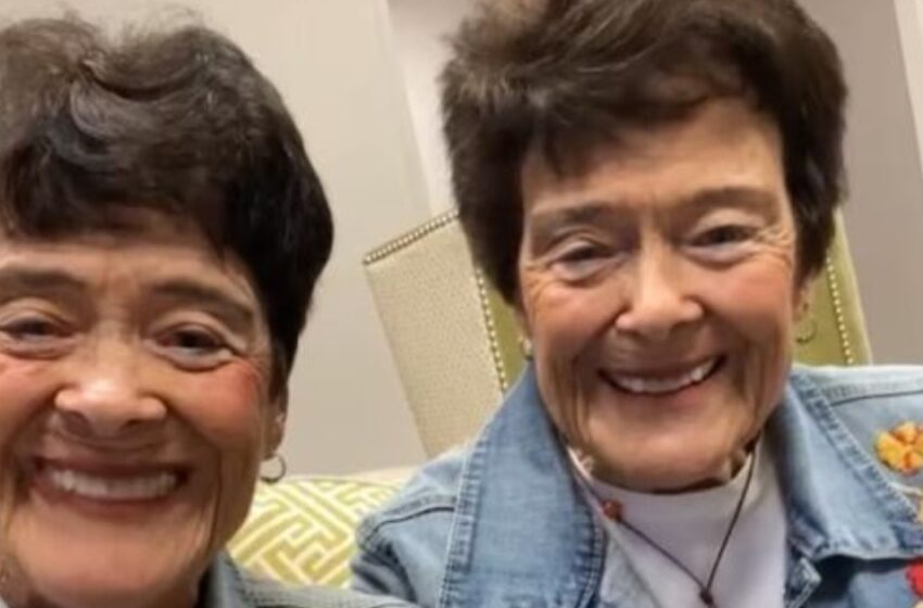  «Они одевались в одну и ту же одежду каждый день всю жизнь»: Как выглядят 84-летние сестры-близнецы?
