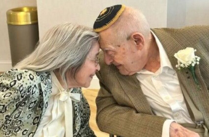  «Любить никогда не поздно»: 102-летняя женщина вышла замуж за своего 100-летнего возлюбленного в доме престарелых