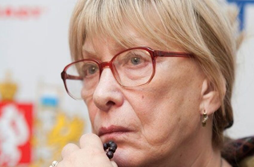 «Спряталась ото всех»: Поклонники ушедшей в монахини Васильевой не узнали ее на новых фото