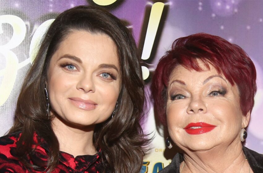  Ей 79, а она все так же без комплексов! Мать Королёвой появилась на пляже в купальнике не по размеру и с вываливающимся декольте