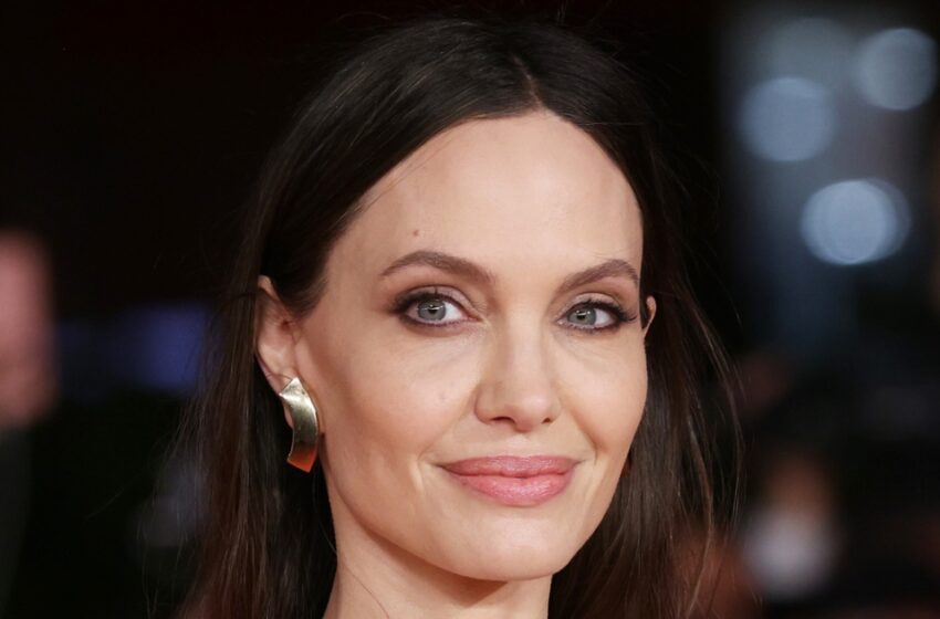  «Наши зэчки обзавидовались бы»: 50-летняя Анджелина Джоли показала 12 татуировок на спине, шокировав Сеть